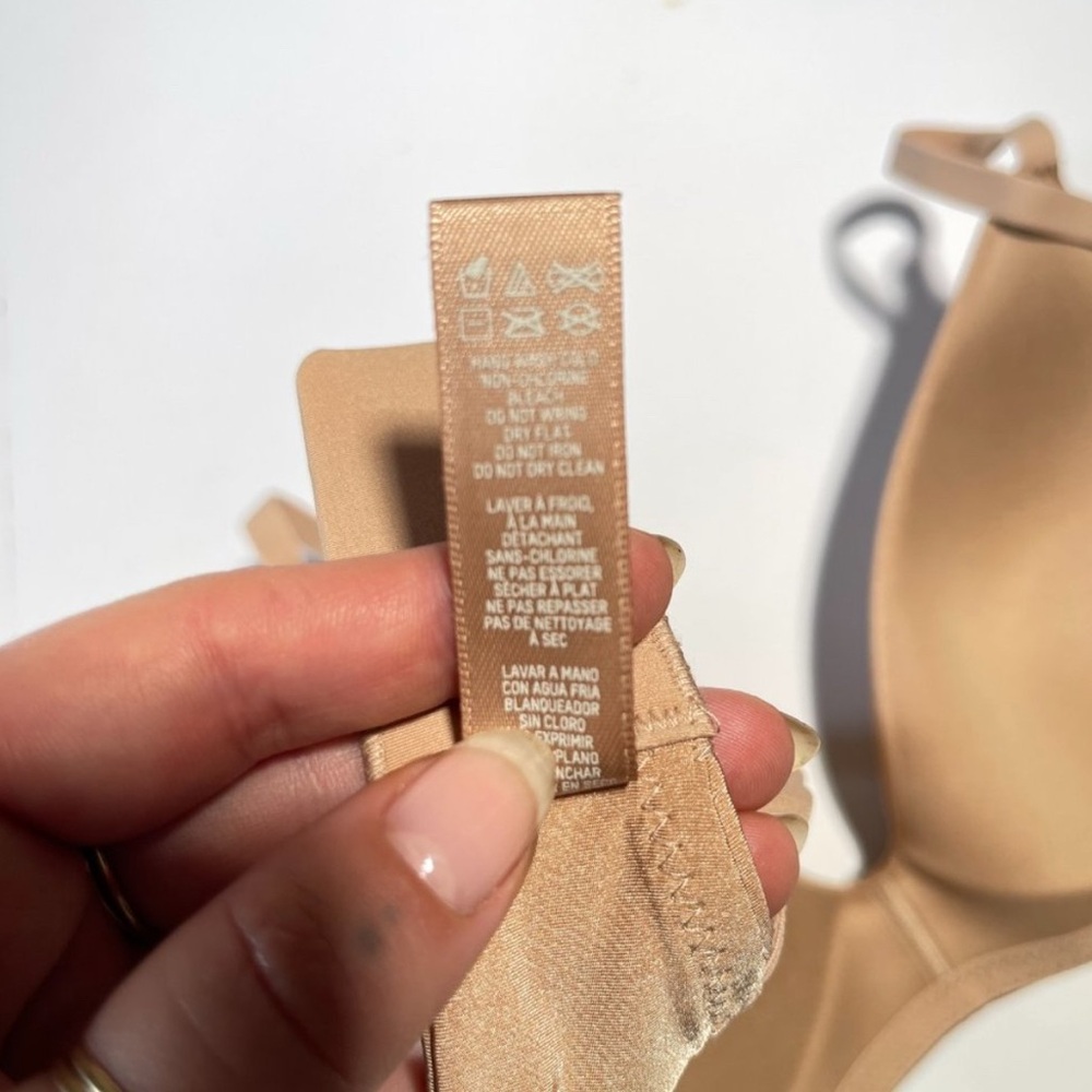 SKIMS Nude Plunge Wireless T-Shirt Bra - Picture 3 of 9